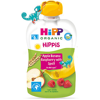 Uz balti zaļa iepakojuma ir attēlots zils multiplikācijas hameleons, sagriezts ābols, banāns, avenes un kviešu kātiņš, uz iepakojuma ir uzraksts "Apple Banana Raspberry with Spelt" un "No added sugarars".