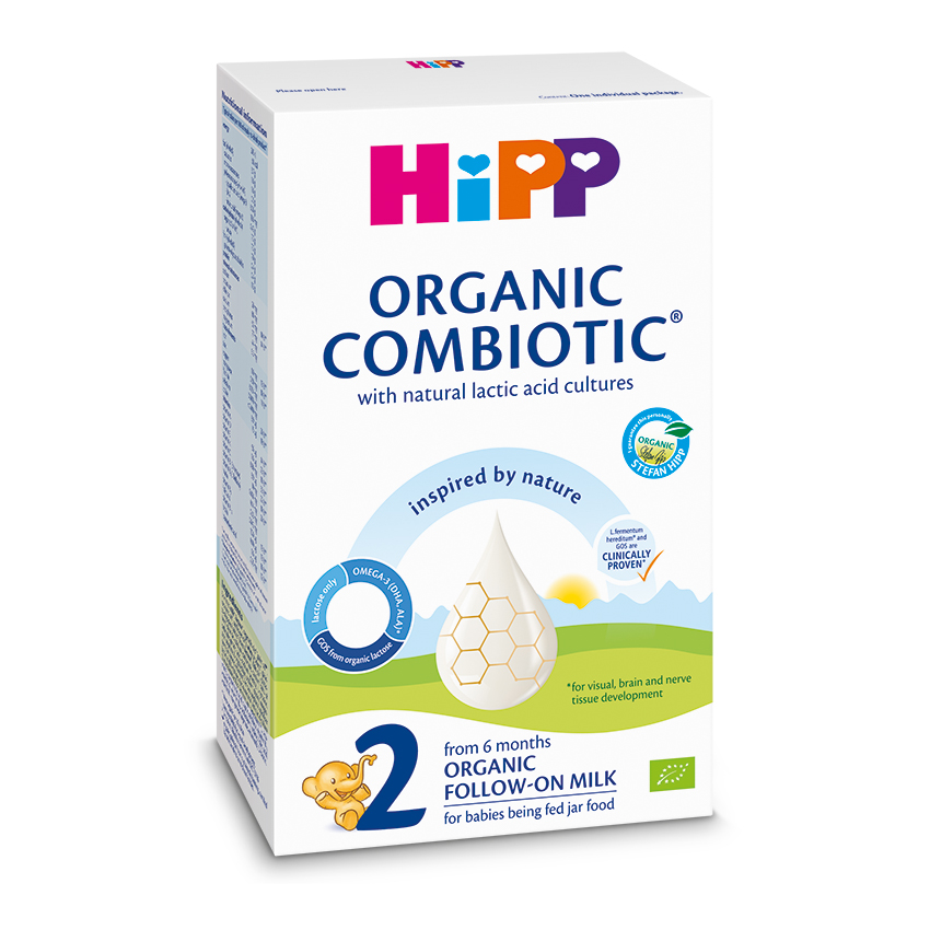 Kaste ar Hipp Organic Combiotic turpinājuma pienu, kas paredzēts zīdaiņiem, kuri tiek baroti ar burciņu pārtiku, ar uzsvaru uz dabīgām pienskābes kultūrām un klīniski pierādītu labvēlīgu ietekmi uz redzes, smadzeņu un nervu audu attīstību.
