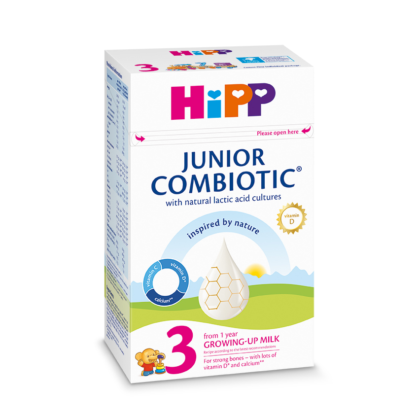 Iepakojums ar Hipp Junior Combiotic pienu augošiem bērniem, kas paredzēts bērniem no 1 gada vecuma un vecākiem un kurā galvenā uzmanība pievērsta dabiskajām pienskābes kultūrām, D vitamīnam un kalcijam.